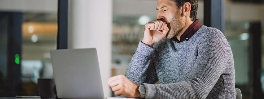 Nocne zmiany: jak lepiej się wysypiać i radzić sobie z zaburzonym rytmem