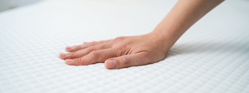 Materac piankowy czy sprężynowy? Jak wybrać idealny model?