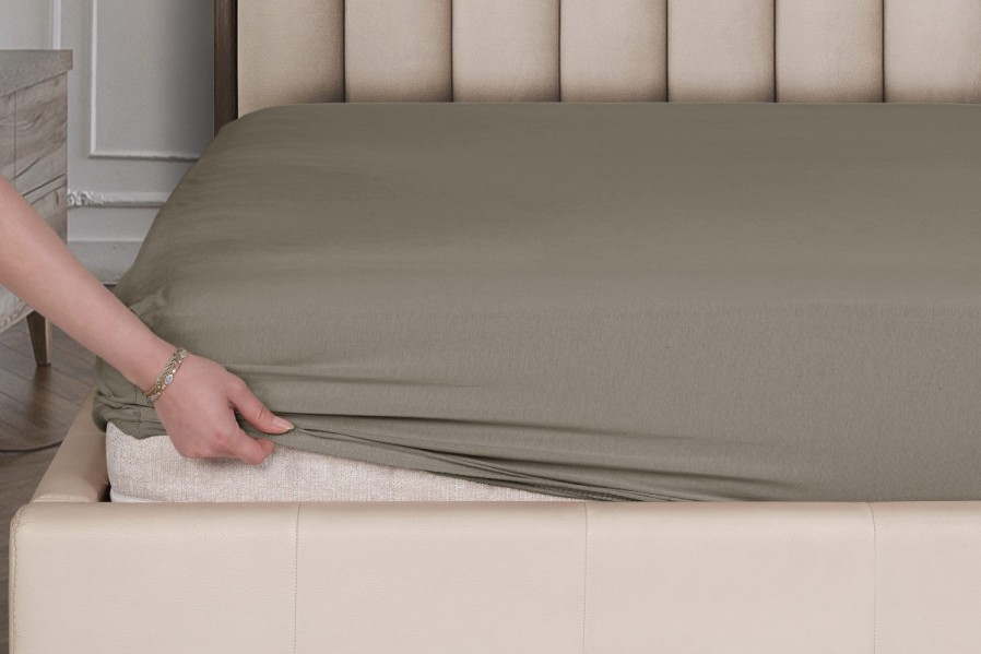Wysokiej jakości prześcieradło z gumką Klinmam Home Jersey, wykonane w 100% z naturalnej bawełny, zapewnia maksymalny komfort podczas snu i długą żywotność.