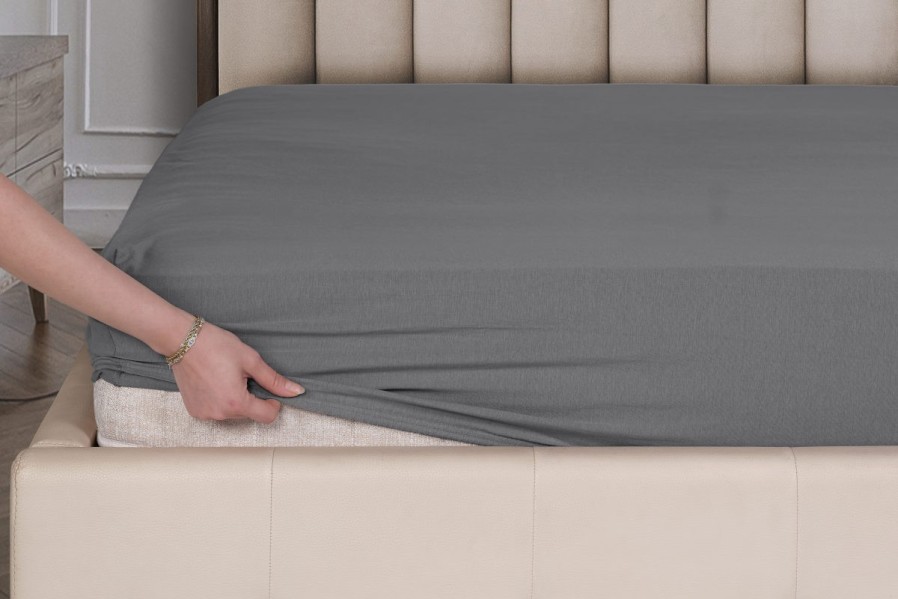 Wysokiej jakości prześcieradło z gumką Klinmam Home Jersey, wykonane w 100% z naturalnej bawełny, zapewnia maksymalny komfort podczas snu i długą żywotność.