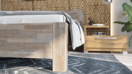 Łóżko z litego drewna z lekko zagłębionym podnóżkiem