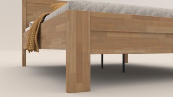 Solidne drewniane łóżko z solidną podstawą