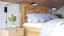 Wysokie i wytrzymałe łóżko z litego drewna