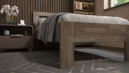 Łóżko z litego buku lub dębu, sprawiające wrażenie lekkiego