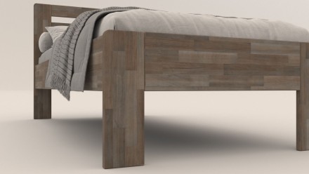 Łóżko z litego buku lub dębu, sprawiające wrażenie lekkiego