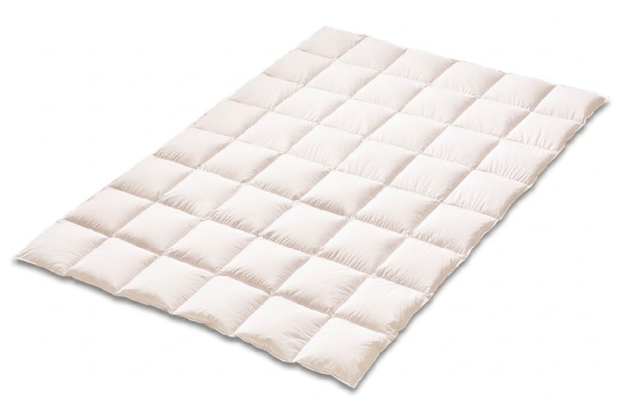Luksusowa kołdra puchowa Klinmam Home Pure Elegance to synonim najwyższego komfortu. Połączenie delikatnego puchu gęsiego i ekskluzywnej bawełny egipskiej zapewnia naturalną termoregulację oraz utrzymanie optymalnego mikroklimatu przez całą noc, gwarantując spokojny i niezakłócony sen.
