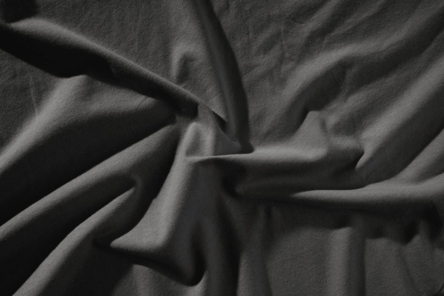 Prześcieradła Klinmam Jersey są wykonane z cienkich przędz najwyższej klasy. Wykorzystanie długowłóknistej 100% czesanej MAKO bawełny sprawia, że pościel jest idealnie miękka i bardzo przyjemna w dotyku.