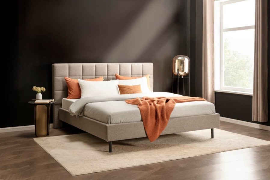 Klinmam Comfort Borneo to nowoczesne tapicerowane łóżko, które łączy prosty, ale wyrazisty design z praktycznymi funkcjami, które sprawdzą się w codziennym użytkowaniu.