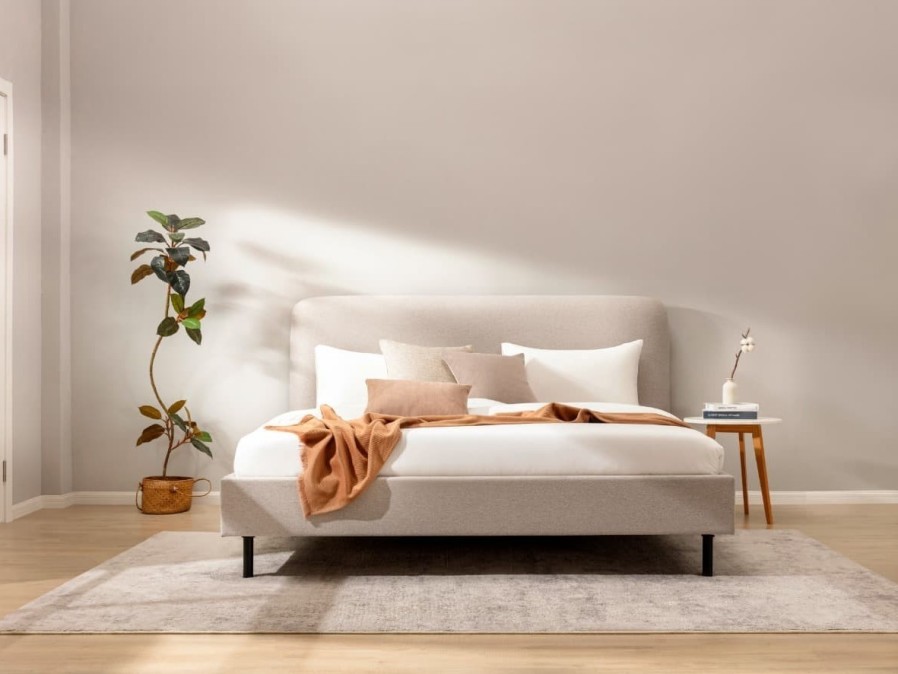 Klinmam Comfort Laguna to eleganckie i ponadczasowe łóżko z tapicerowanym wezgłowiem, które wprowadza prostotę i czystość designu.