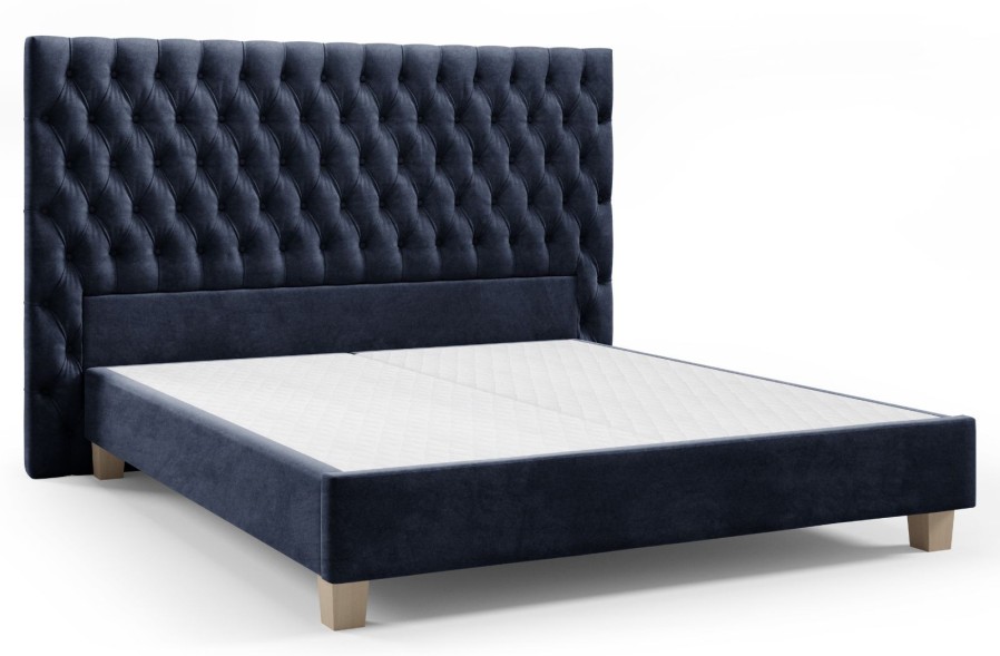Eleganckie, tapicerowane łóżko boxspring Grand zapewni Ci naprawdę luksusowy odpoczynek. Podstawa łóżka została skonstruowana w systemie boxspring, a w przeciwieństwie do standardowych modeli wzbogacono ją o solidne bukowe lamele pełniące rolę stelaża pod materac. Możesz wybierać spośród kilku tkanin i rozmiarów, dzięki czemu dobierzesz wariant idealnie odpowiadający Twoim potrzebom.