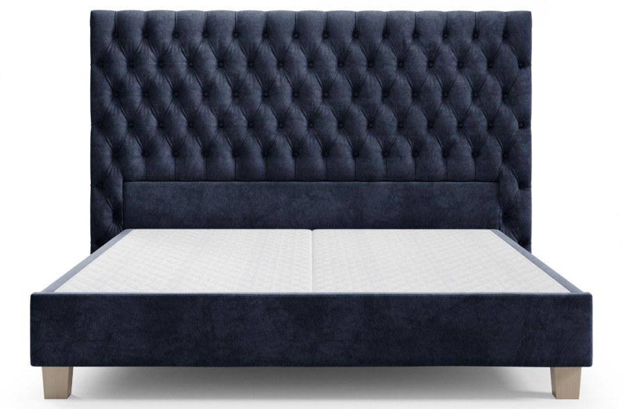 Eleganckie, tapicerowane łóżko boxspring Grand zapewni Ci naprawdę luksusowy odpoczynek. Podstawa łóżka została skonstruowana w systemie boxspring, a w przeciwieństwie do standardowych modeli wzbogacono ją o solidne bukowe lamele pełniące rolę stelaża pod materac. Możesz wybierać spośród kilku tkanin i rozmiarów, dzięki czemu dobierzesz wariant idealnie odpowiadający Twoim potrzebom.