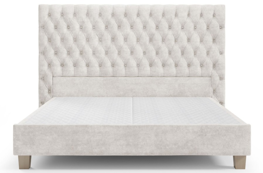 Eleganckie, tapicerowane łóżko boxspring Grand zapewni Ci naprawdę luksusowy odpoczynek. Podstawa łóżka została skonstruowana w systemie boxspring, a w przeciwieństwie do standardowych modeli wzbogacono ją o solidne bukowe lamele pełniące rolę stelaża pod materac. Możesz wybierać spośród kilku tkanin i rozmiarów, dzięki czemu dobierzesz wariant idealnie odpowiadający Twoim potrzebom.