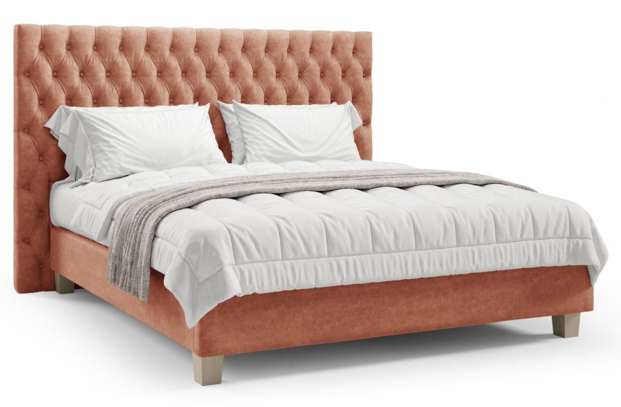 Eleganckie, tapicerowane łóżko boxspring Grand zapewni Ci naprawdę luksusowy odpoczynek. Podstawa łóżka została skonstruowana w systemie boxspring, a w przeciwieństwie do standardowych modeli wzbogacono ją o solidne bukowe lamele pełniące rolę stelaża pod materac. Możesz wybierać spośród kilku tkanin i rozmiarów, dzięki czemu dobierzesz wariant idealnie odpowiadający Twoim potrzebom.