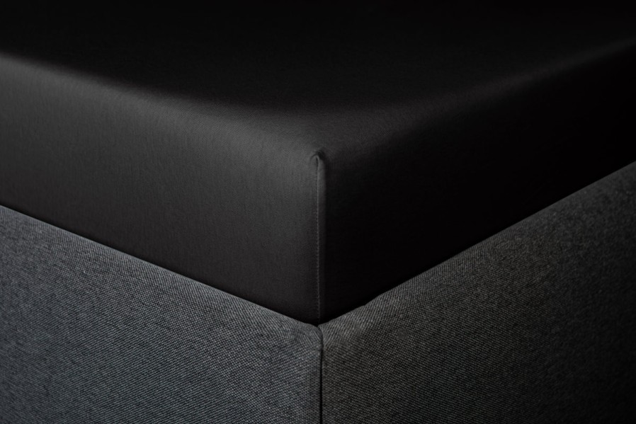 Prześcieradła Klinmam Jersey są wykonane z cienkich przędz najwyższej klasy. Wykorzystanie długowłóknistej 100% czesanej MAKO bawełny sprawia, że pościel jest idealnie miękka i bardzo przyjemna w dotyku.