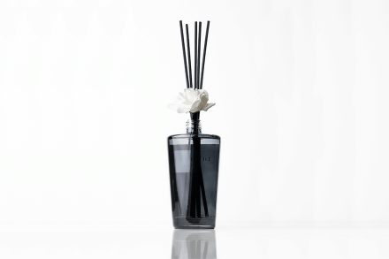 Ekskluzywny dyfuzor powstał w Korei Południowej. Jest produkowany z bardzo delikatnych składników bez użycia alkoholu i innych niebezpiecznych substancji.