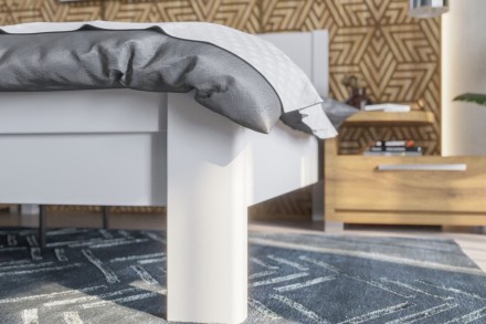 Solidne wykonane masywne łóżko Sion H1 stanie się godną ozdobą Twojej sypialni, wprowadzając do niej przytulność i komfort.