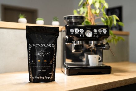 Filiżanka naszej kawy to sposób na prostą przyjemność. Aksamitna gorycz czekolady z nutami orzechów nadaje mieszance ziemistość, zrównoważoną delikatną słodyczą miodu i bogactwem karmelu. Każdy łyk udowodni, że istnieje perfekcyjna równowaga między goryczą a słodyczą.