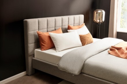 Klinmam Comfort Borneo to nowoczesne tapicerowane łóżko, które łączy prosty, ale wyrazisty design z praktycznymi funkcjami, które sprawdzą się w codziennym użytkowaniu.