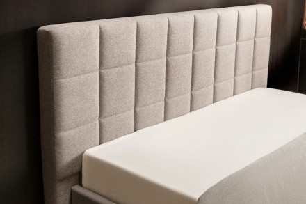 Klinmam Comfort Borneo to nowoczesne tapicerowane łóżko, które łączy prosty, ale wyrazisty design z praktycznymi funkcjami, które sprawdzą się w codziennym użytkowaniu.