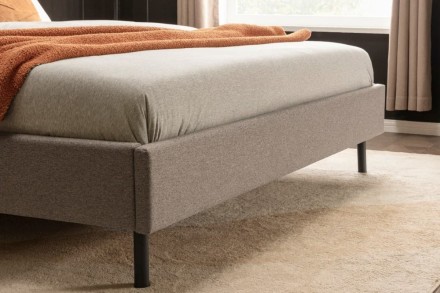 Klinmam Comfort Borneo to nowoczesne tapicerowane łóżko, które łączy prosty, ale wyrazisty design z praktycznymi funkcjami, które sprawdzą się w codziennym użytkowaniu.