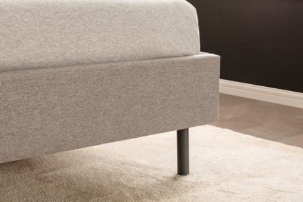 Klinmam Comfort Borneo to nowoczesne tapicerowane łóżko, które łączy prosty, ale wyrazisty design z praktycznymi funkcjami, które sprawdzą się w codziennym użytkowaniu.