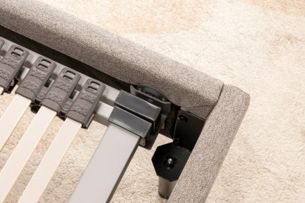 Klinmam Comfort Borneo to nowoczesne tapicerowane łóżko, które łączy prosty, ale wyrazisty design z praktycznymi funkcjami, które sprawdzą się w codziennym użytkowaniu.