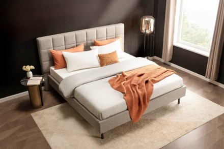 Klinmam Comfort Borneo to nowoczesne tapicerowane łóżko, które łączy prosty, ale wyrazisty design z praktycznymi funkcjami, które sprawdzą się w codziennym użytkowaniu.