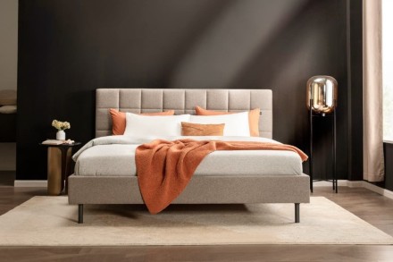Klinmam Comfort Borneo to nowoczesne tapicerowane łóżko, które łączy prosty, ale wyrazisty design z praktycznymi funkcjami, które sprawdzą się w codziennym użytkowaniu.