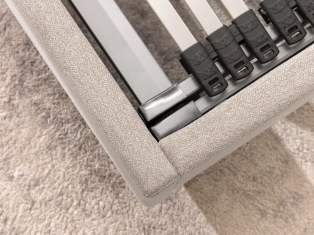 Klinmam Comfort Laguna to eleganckie i ponadczasowe łóżko z tapicerowanym wezgłowiem, które wprowadza prostotę i czystość designu.