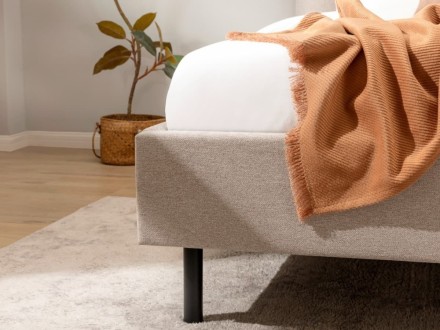 Klinmam Comfort Laguna to eleganckie i ponadczasowe łóżko z tapicerowanym wezgłowiem, które wprowadza prostotę i czystość designu.