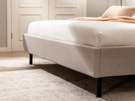 Klinmam Comfort Laguna to eleganckie i ponadczasowe łóżko z tapicerowanym wezgłowiem, które wprowadza prostotę i czystość designu.