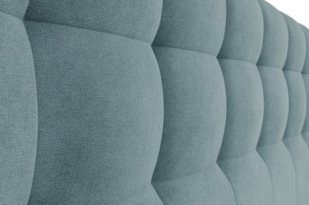 Tapicerowane wezgłowie Malibu nada sypialni luksusowego charakteru. Zostało wykonane z najwyższej jakości naturalnych materiałów, co gwarantuje nie tylko elegancki wygląd, ale także komfortowy sen.