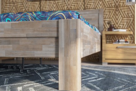 Solidne wykonane masywne łóżko Sion H3 stanie się godną ozdobą Twojej sypialni, wprowadzając do niej przytulność i komfort.