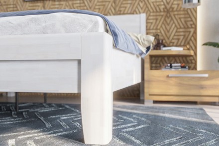 Solidne wykonane masywne łóżko Sion K1 stanie się godną ozdobą Twojej sypialni, wprowadzając do niej przytulność i komfort.