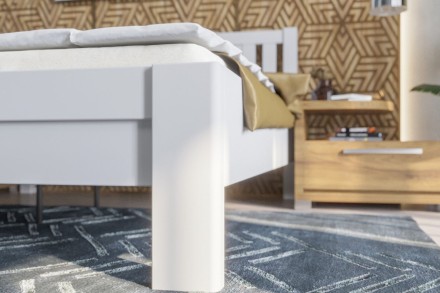 Solidne wykonane masywne łóżko Sion H2 stanie się godną ozdobą Twojej sypialni, wprowadzając do niej przytulność i komfort.