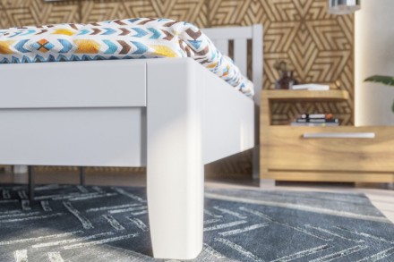 Solidne wykonane masywne łóżko Sion K2 stanie się godną ozdobą Twojej sypialni, wprowadzając do niej przytulność i komfort.