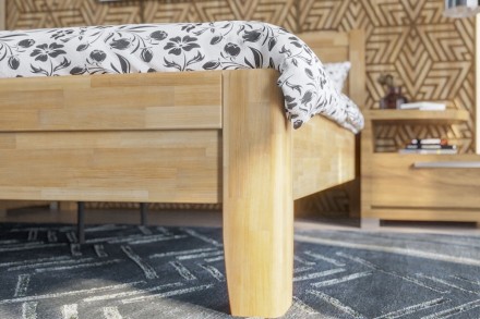 Solidne wykonane masywne łóżko Sion K3 stanie się godną ozdobą Twojej sypialni, wprowadzając do niej przytulność i komfort.