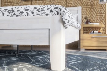 Solidne wykonane masywne łóżko Sion K3 stanie się godną ozdobą Twojej sypialni, wprowadzając do niej przytulność i komfort.