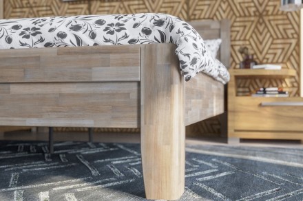 Solidne wykonane masywne łóżko Sion K3 stanie się godną ozdobą Twojej sypialni, wprowadzając do niej przytulność i komfort.