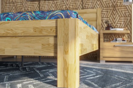 Solidne wykonane masywne łóżko Sion H3 stanie się godną ozdobą Twojej sypialni, wprowadzając do niej przytulność i komfort.