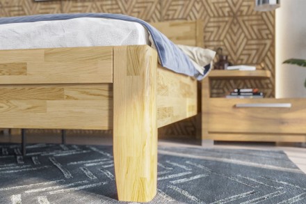 Solidne wykonane masywne łóżko Sion K1 stanie się godną ozdobą Twojej sypialni, wprowadzając do niej przytulność i komfort.