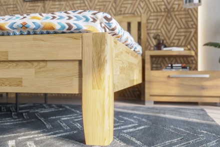 Solidne wykonane masywne łóżko Sion K2 stanie się godną ozdobą Twojej sypialni, wprowadzając do niej przytulność i komfort.