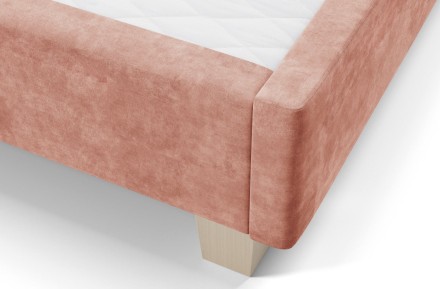 Eleganckie, tapicerowane łóżko boxspring Grand zapewni Ci naprawdę luksusowy odpoczynek. Podstawa łóżka została skonstruowana w systemie boxspring, a w przeciwieństwie do standardowych modeli wzbogacono ją o solidne bukowe lamele pełniące rolę stelaża pod materac. Możesz wybierać spośród kilku tkanin i rozmiarów, dzięki czemu dobierzesz wariant idealnie odpowiadający Twoim potrzebom.