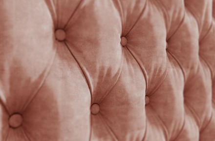 Eleganckie, tapicerowane łóżko boxspring Grand zapewni Ci naprawdę luksusowy odpoczynek. Podstawa łóżka została skonstruowana w systemie boxspring, a w przeciwieństwie do standardowych modeli wzbogacono ją o solidne bukowe lamele pełniące rolę stelaża pod materac. Możesz wybierać spośród kilku tkanin i rozmiarów, dzięki czemu dobierzesz wariant idealnie odpowiadający Twoim potrzebom.