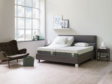 TEMPUR® Hybrid Elite  o wygodnej wysokości 25 cm łączy TEMPUR®z niezależnym systemem sprężyn w rdzeniu materaca, zaprojektowany dla jak najlepszego snu.