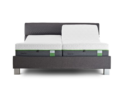 TEMPUR® Hybrid Elite  o wygodnej wysokości 25 cm łączy TEMPUR®z niezależnym systemem sprężyn w rdzeniu materaca, zaprojektowany dla jak najlepszego snu.