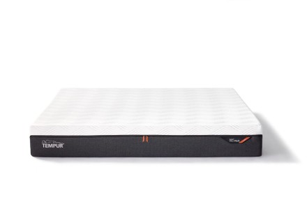 Kolekcja materacy TEMPUR® Firm to rozwiązanie dla tych, którzy chcą dobrze się wyspać, ale uważają, że materiał TEMPUR® jest zbyt miękki