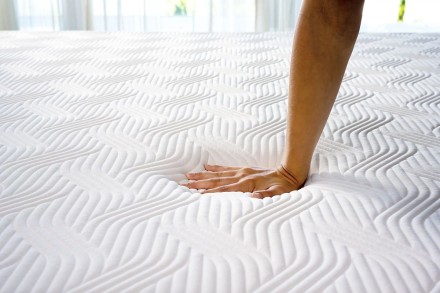 Kolekcja materacy TEMPUR® Firm to rozwiązanie dla tych, którzy chcą dobrze się wyspać, ale uważają, że materiał TEMPUR® jest zbyt miękki