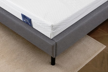 Ergonomicznie ukształtowany pianowy materac Lilac z technologią chłodzącego żelu.