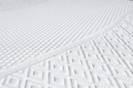 Hybrydowy materac Mlily Bloom Hybrid z połączeniem piany pamięciowej i sprężyn kieszeniowych przynosi doskonały wypoczynek.